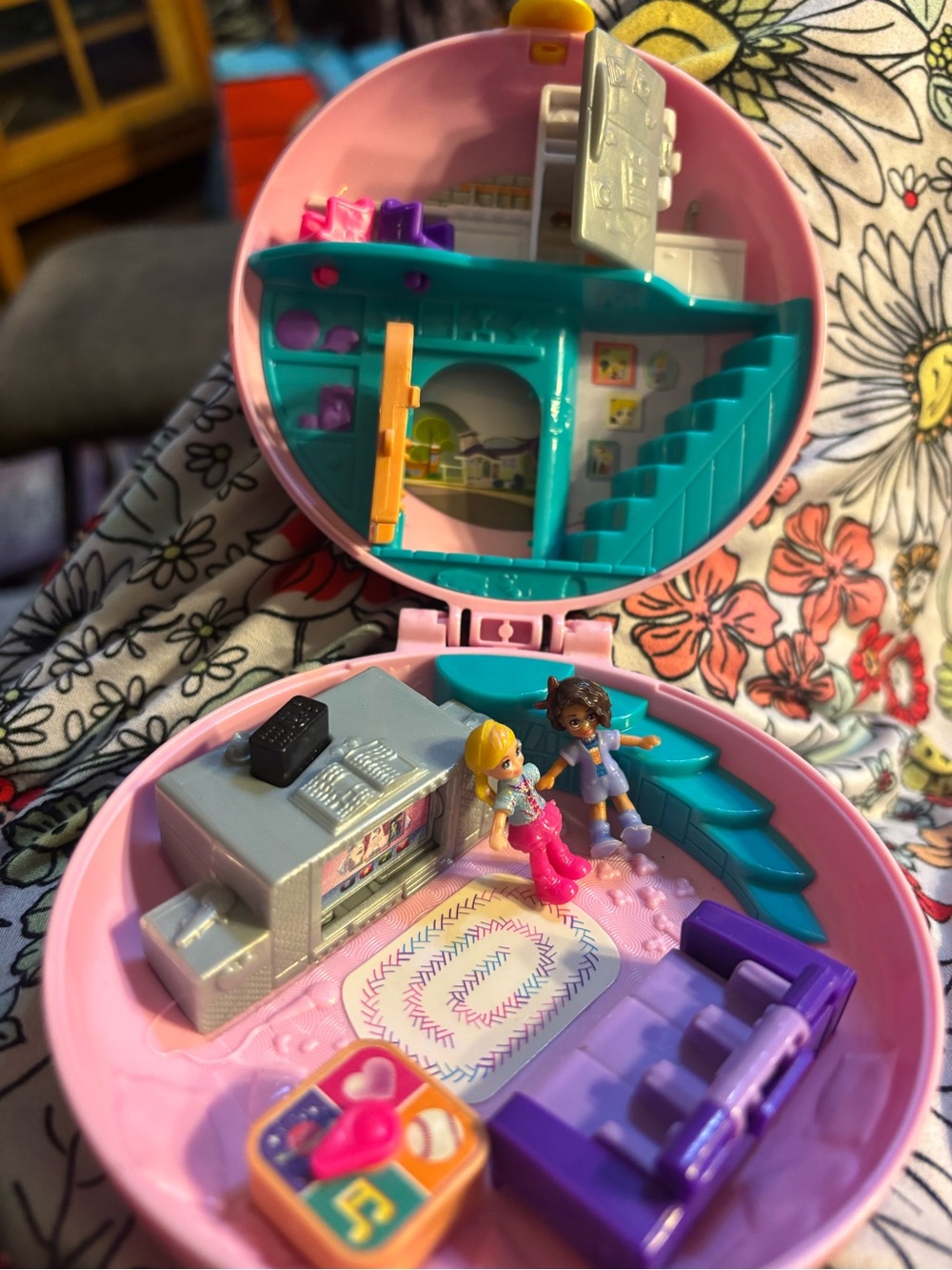 Polly Pocket World Donut Pajama Party Compact with Donut Shape  2018